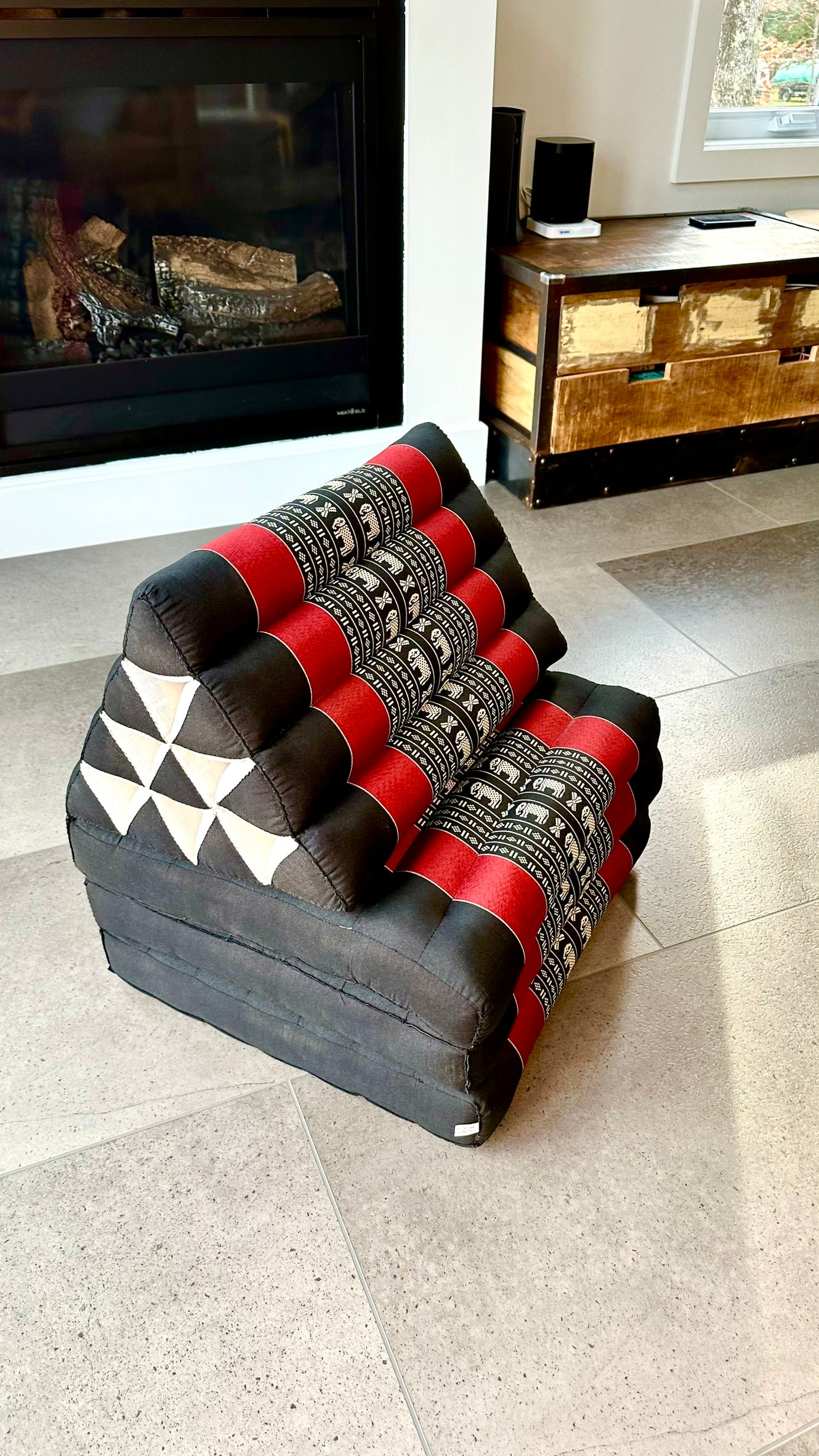 Coussin triangulaire thaï en Kapok · The Red One [Rouge & noir]